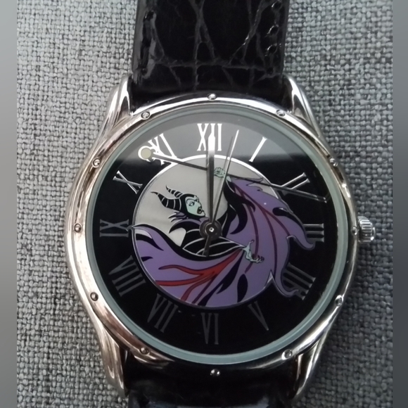 Disney Villian Collector Series Watch - BEST OFFER - Picture 2 of 6